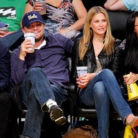 Model asal Israel, Bar Refaeli, jadi kekasih Leonardo DiCaprio pada 2005, ketika usianya 20 tahun. Asmara Leo dan Bar juga hanya bertahan lima tahun. Keduanya putus saat Bar berusia 25 tahun. Foto: Getty Images/Noel Vasquez