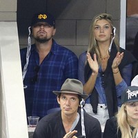 Dari model, hati Leonardo DiCaprio tertambat pada bintang ‘Baywatch’ Kelly Rohrbarch yang dipacarinya selama satu tahun. Mereka putus saat Kelly genap berusia 25 tahun. Foto: GC Images/Jean Catuffe