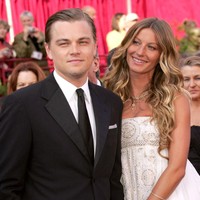 Hubungan asmara Leonardo DiCaprio pertama kali diperlihatkan di depan publik pada 1999. Kala itu Leo berkencan dengan Gisele Bundchen yang berusia 18 tahun. Hubungan keduanya bertahan selama lima tahun, yakni ketika Gisele sudah berusia 23 tahun. Foto: WireImage/KMazur