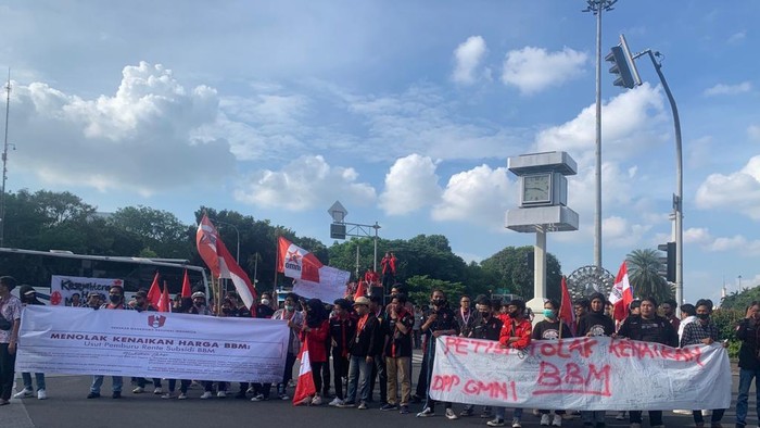 Massa GMNI gelar demonstrasi di Patung Kuda (Mulia Budi-detikcom)
