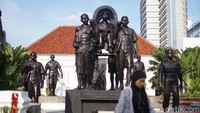 Pada pameran tunggalnya ini, Yusman menampilkan patung berukuran besar seukuran monumen aslinya.