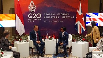 Pertemuan bilateral dengan Thomas Collins selaku Menteri Teknologi dan Ekonomi Digital Inggris Raya. Foto: Fino/detikinet