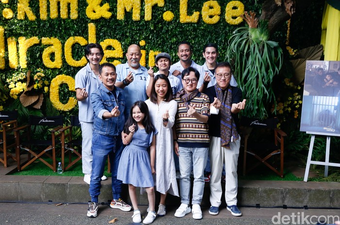 Miracle In Cell No.7 Para bintang dan kreator asli Miracle In Cell No.7 saat ditemui di kantor Falcon Pictures.