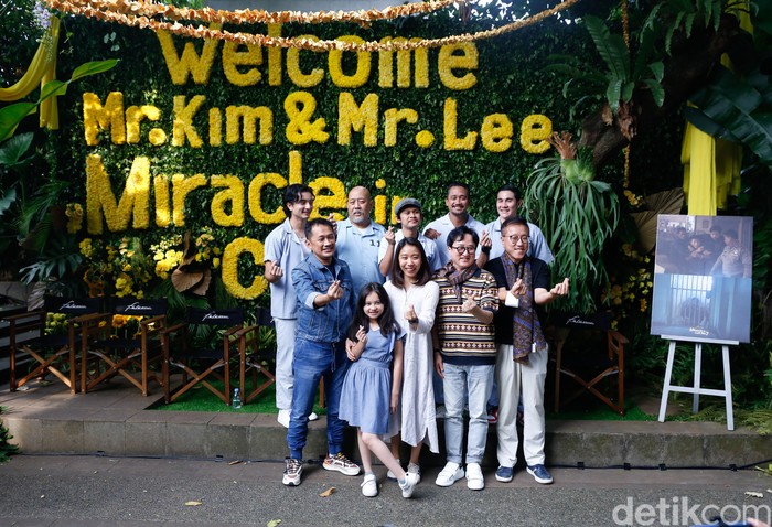 Miracle In Cell No.7 Para bintang dan kreator asli Miracle In Cell No.7 saat ditemui di kantor Falcon Pictures.