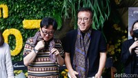 Keduanya pun mendapatkan cinderamata berupa kain batik. Pool/Noel/detikFoto.