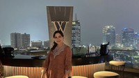 Meskipun usia Cut Keke sudah memasuki 49 tahun, namun gayanya masih keren! Seperti ini ketika Cut Keke sedang mampir ke sebuah restoran mewah. Foto: Instagram @cutkeke_xavier