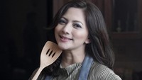 Selain aktif menjadi artis, tampaknya Cut Keke juga hobi masak nih. Cut Keke terlihat menggunakan celemek dan membawa sutil.  Foto: Instagram @cutkeke_xavier
