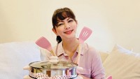 Kalau ini momen Cut Keke ketika ia sedang senang mendapat banyak alat masak serba pink. Sepertinya Cut Keke suka warna pink ya? Foto: Instagram @cutkeke_xavier
