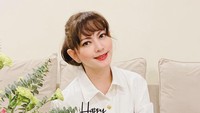 Di momen ulang tahunnya, Cut Keke tersenyum karena dapat kue cokelat berwarna emas dengan macaroon sebagai pelengkap. Sepertinya enak ya kuenya. Foto: Instagram @cutkeke_xavier