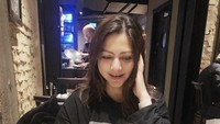 Ada lagi momen kulineran Cut Keke ketika sedang berada di suatu restoran. Cut Keke pun tampak sedang memandang lobster dan sandwich yang ada di depannya. Foto: Instagram @cutkeke_xavier