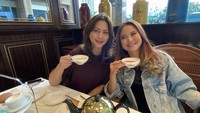 Menikmati sore, Cut Keke melengkapi momen indahnya sambil ngeteh cantik di sebuah kafe. Ia sedang jalan bareng pemain di sinetron yang sama yaitu Gabriella Larasati. Foto: Instagram @cutkeke_xavier