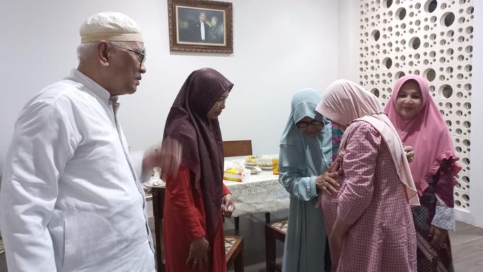 Momen Nyai Heni Maryam (Kerudung biru) saat silaturahmi ke kediaman Gus Mus di Kelurahan Leteh, Rembang sebulan lalu. Foto diunggah pada Kamis (1/9/2022).