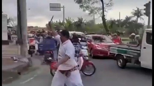 Seorang pria berpakaian adat mengamuk dengan membawa senjata tajam (sajam) di Simpang Semer, Kelurahan Kerobokan Kelod, Kecamatan Kuta Utara, Kabupaten Badung, Bali. Video ini viral di media sosial.