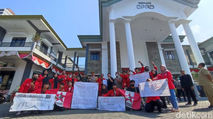 Pacitan AKBP Wildan bersama mahasiswa usai audiensi