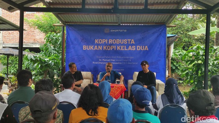 Pakar kopi dunia, Manuel Diaz berbagi ilmu dengan petani di Dampit Malang
