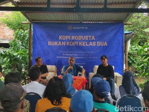 Pakar Kopi Dunia Manuel Diaz Edukasi Budidaya Kopi untuk Petani Dampit