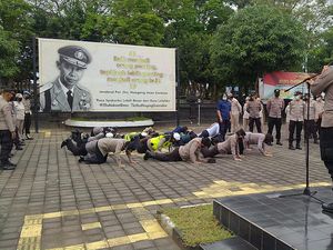 Momen Polwan di Polres Jembrana Dihukum Push Up Saat Apel