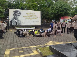 Momen Polwan di Polres Jembrana Dihukum Push Up Saat Apel