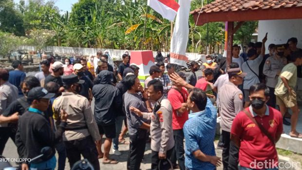 Warga Desa Planggu, Kecamatan Trucuk datangi balai desa menolak pelantikan perangkat desa, Kamis (1/9/2022).