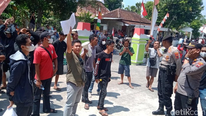 Warga Desa Planggu, Kecamatan Trucuk datangi balai desa menolak pelantikan perangkat desa, Kamis (1/9/2022).