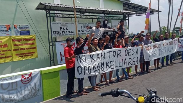 Warga Desa Planggu, Kecamatan Trucuk datangi balai desa menolak pelantikan perangkat desa, Kamis (1/9/2022).