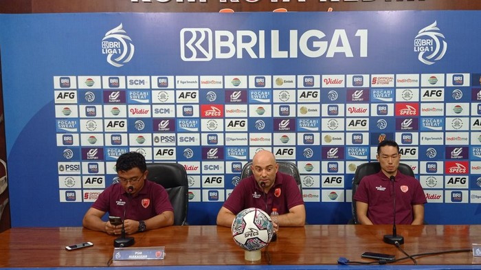 Pelatih Bernardo Tavares dan pemain Kenzo Nambu di sesi prescon jelang laga PSM Makassar Vs Persik Kediri