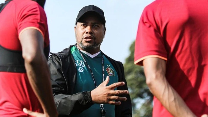 Pelatih Divaldo Alves perdana memimpin latihan tim Persik Kediri