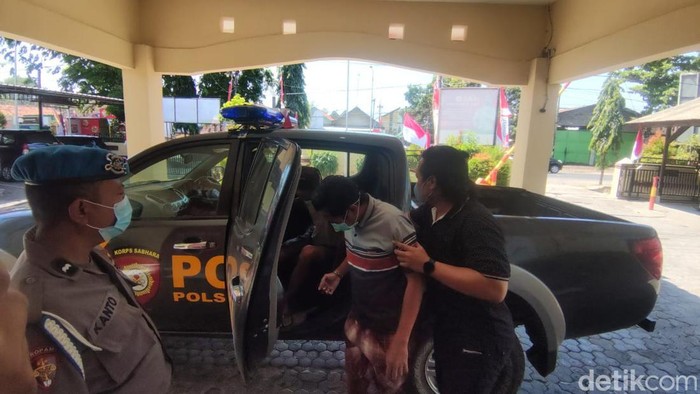 Pencuri dengan kekerasan yang membawa sajam merampas HP pengendara dihajar warga Probolinggo