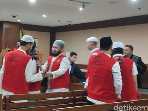 Tangis 6 Pengeroyok Ade Armando Pecah Usai Divonis 8 Bulan Penjara