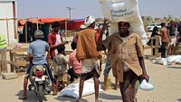 Pengungsi bergantian mengambil jatah bantuan kemanusiaan. (Essa Ahmed/AFP/Getty Images)  