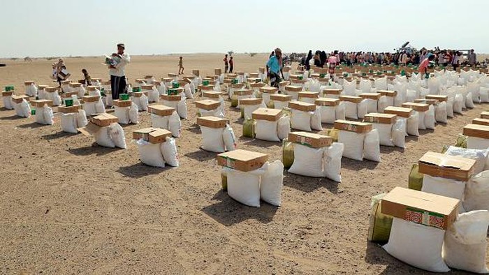 Pengungsi Yaman Terima Bantuan di Tengah Teriknya Padang Pasir Displaced Yemenis receive shelter aids, tents, mattresses and blankets from the Danish Council for the Displaced, after their straw camp was exposed to a fire yesterday, and the fire resulted in the destruction of 45 huts and the injury of 3 displaced people with burns in the Khokha district of the western province of Hodeida, on May 12, 2022. (Photo by Khaled Ziad / AFP) (Photo by KHALED ZIAD/AFP via Getty Images)