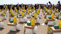 Paket bantuan kenausiaan dijejer dengan tertib sesuai nomor antrean. Konflik perang saudara di Yaman telah berlangsung selama tujuh tahun. Jutaan warga sipil menjadi korbannya. (Khaled Ziad/AFP/Getty Images)  