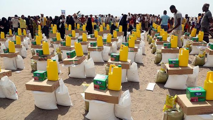 Displaced Yemenis receive shelter aids, tents, mattresses and blankets from the Danish Council for the Displaced, after their straw camp was exposed to a fire yesterday, and the fire resulted in the destruction of 45 huts and the injury of 3 displaced people with burns in the Khokha district of the western province of Hodeida, on May 12, 2022. (Photo by Khaled Ziad / AFP) (Photo by KHALED ZIAD/AFP via Getty Images)