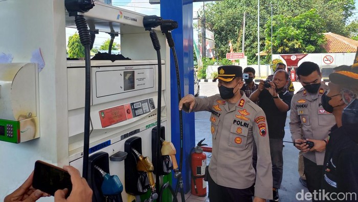 Wakapolresta Solo AKBP Gatot Yulianto, saat melakukan sidak di SPBU Manahan, Solo, Kamis (1/9/2022)