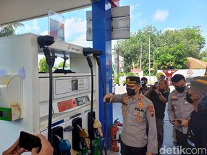 Antisipasi Penimbunan BBM, SPBU di Solo Dijaga Polisi