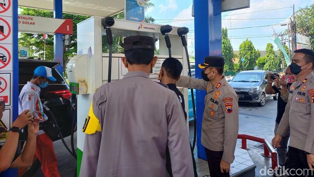 Wakapolresta Solo AKBP Gatot Yulianto, saat melakukan sidak di SPBU Manahan, Solo, Kamis (1/9/2022)