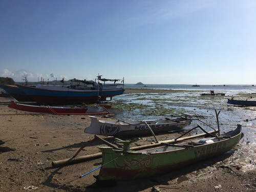 Perahu nelayan di Desa Mertak, Kecamatan Pujut, Kabupaten Lombok Tengah, NTB.