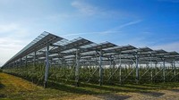 Panel surya menjadi atap di atas lahan tanaman organik. Jerman menjadi salah satu negara yang gencar mengembangkan tenaga surya di berbagai sektor, salah satunya pertanian.  