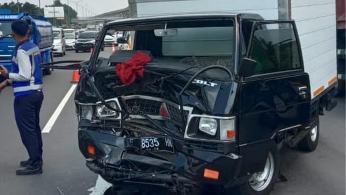 Pikap tabrak mobil di tol Jagorawi arah Jakarta