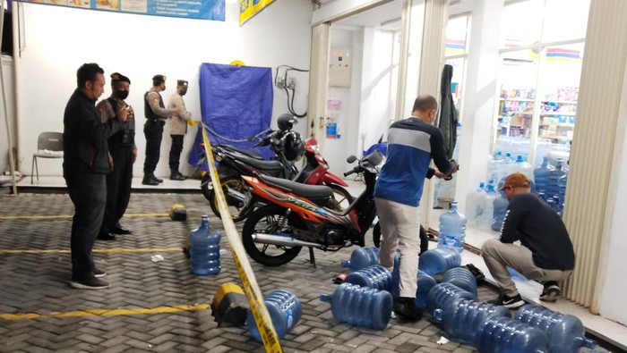 Polisi melakukan olah kejadian tempat perkara di Indomaret Jalan HOS Cokroaminoto, Kota Jogja, Rabu (31/8/2022)