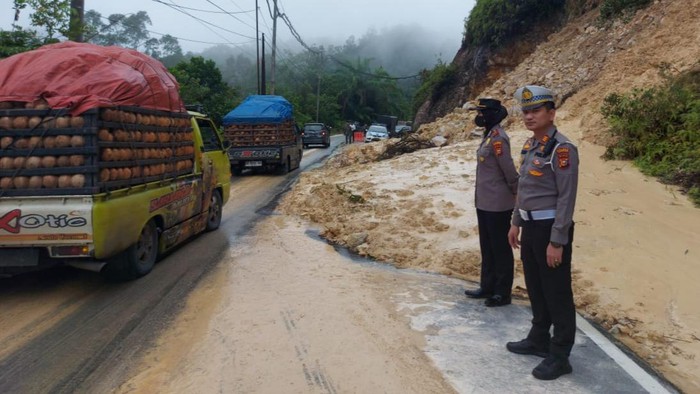 Polisi saat memantau lalu lintas di lokasi bencana longsor (Foto: Istimewa)