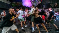 Kerumunan yang terdiri dari sekitar 100 orang, banyak dari mereka mengenakan atasan fluorescent atau kulit, melompat-lompat dengan lincah di sekitar lantai dansa di bawah sinar matahari sore, menikmati kesempatan mereka untuk mengalihkan perhatian mereka dari perang. Bagi yang lain, kecepatan musik elektronik yang tak kenal lelah dapat menjadi terapi mengalihkan dari kengerian perang.
