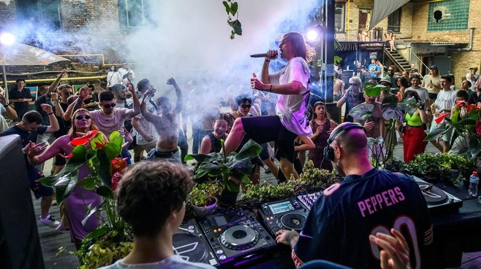 Potret Anak Muda Ukraina Bikin Pesta di Tengah Gempuran Rusia Revellers dance at a rave party in central Kyiv, Ukraine August 27, 2022. REUTERS/Vladyslav Musiienko