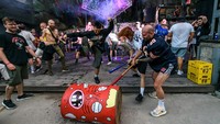 Malam puncak pesta tersebut adalah ketika sebuah tong merah bertuliskan bendera Rusia dan menara Kremlin dilemparkan ke kerumunan dan segera dipenuhi dengan tendangan dan pemukul bisbol. Seperti semua komunitas di Ukraina, dunia musik elektronik Kyiv juga turut menjadi korban perang.