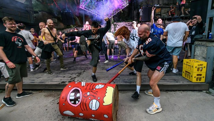 Revellers dance at a rave party in central Kyiv, Ukraine August 27, 2022.  REUTERS/Vladyslav Musiienko