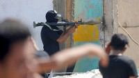 Seorang anggota sayap militer yang berafiliasi dengan ulama Syiah Moqtada al-Sadr, mengarahkan granat berpeluncur roket selama bentrokan dengan pasukan keamanan Irak di Zona Hijau Baghdad. Situasi Baghdad sempat mencekam ketika pertempuran jalanan antara pendukung al-Sadr dengan anggota militer Irak pecah.