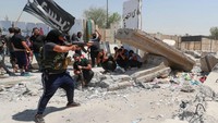 Anggota bersenjata Saraya al-Salam (Brigade Perdamaian), sayap militer yang berafiliasi dengan ulama Syiah Moqtada al-Sadr, membidik selama bentrokan dengan pasukan keamanan Irak di Zona Hijau Baghdad, Selasa, (30/8/2022). Kericuhan itu diawali unjuk rasa para pendukung ulama Syiah Irak, Muqtada al-Sadr, yang mengundurkan diri dari politik Irak. Para demonstran itu menyerbu istana pada Senin (29/8).