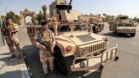 Pasukan keamanan Irak berjaga di salah satu gerbang Zona Hijau untuk mengantisipasi kerusuhan yang meluas di Baghdad. Meski telah memenangkan bagian terbesar dari kursi dalam pemilihan umum Oktober lalu, kemenangan itu tidak cukup untuk mengamankan pemerintahan mayoritas. 