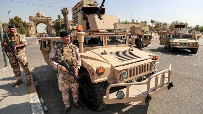 Iraqi army forces deploy to guard the entrance of the high-security Green Zone in the capital Baghdad on August 30, 2022 after the withdrawal of supporters of Shiite Muslim cleric Moqtada al-Sadr from the area. - Members of the Sadrist faction began withdrawing from Baghdad's Green Zone on August 30 after their leader demanded fighting end between rival Shiite forces and the army that left 23 dead and hundreds wounded. (Photo by AHMAD AL-RUBAYE / AFP) (Photo by AHMAD AL-RUBAYE/AFP via Getty Images)