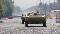 Kendaraan militer melintas di lokasi bentrokan di Zona Hijau, Baghdad, Irak. Ketegangan meningkat di Irak di tengah kebuntuan politik antara al-Sadr dan saingan Syiahnya yang terhubung dengan Iran. Kebuntuan itu membuat Irak berjalan tanpa adanya pemerintahan.